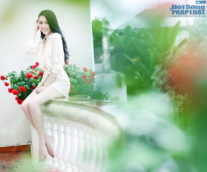 Vũ Hoàng Điệp khoe ngực hững hờ sau sau áo mỏng tang