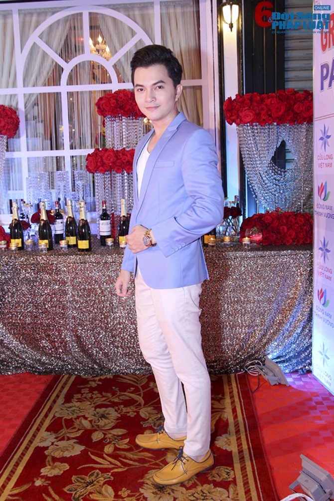 Kenny Sang ôm thú cưng đi sự kiện nhé