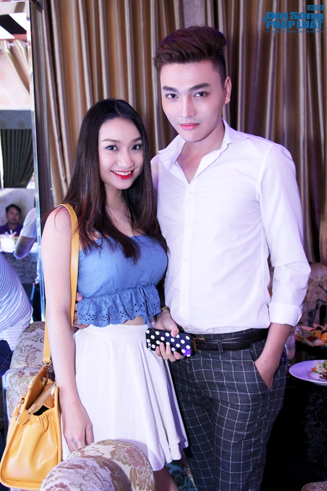 Kenny Sang ôm thú cưng đi sự kiện nhé