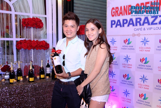 Kenny Sang ôm thú cưng đi sự kiện nhé