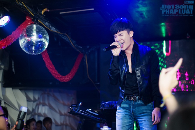 Nathan Lee nhảy lên bàn quậy tưng vũ trường