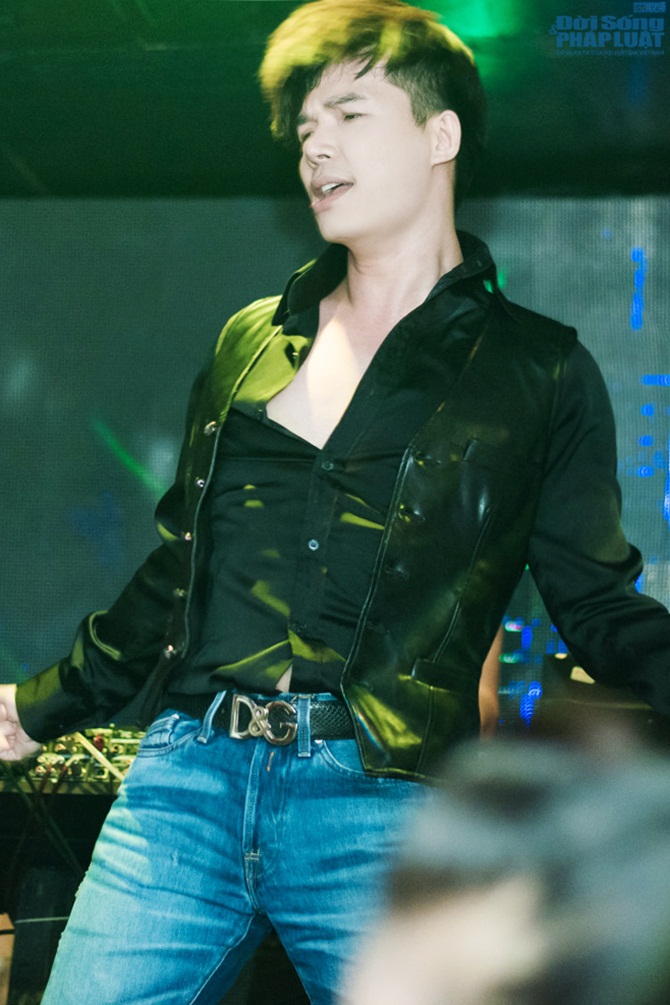 Nathan Lee nhảy lên bàn quậy tưng vũ trường