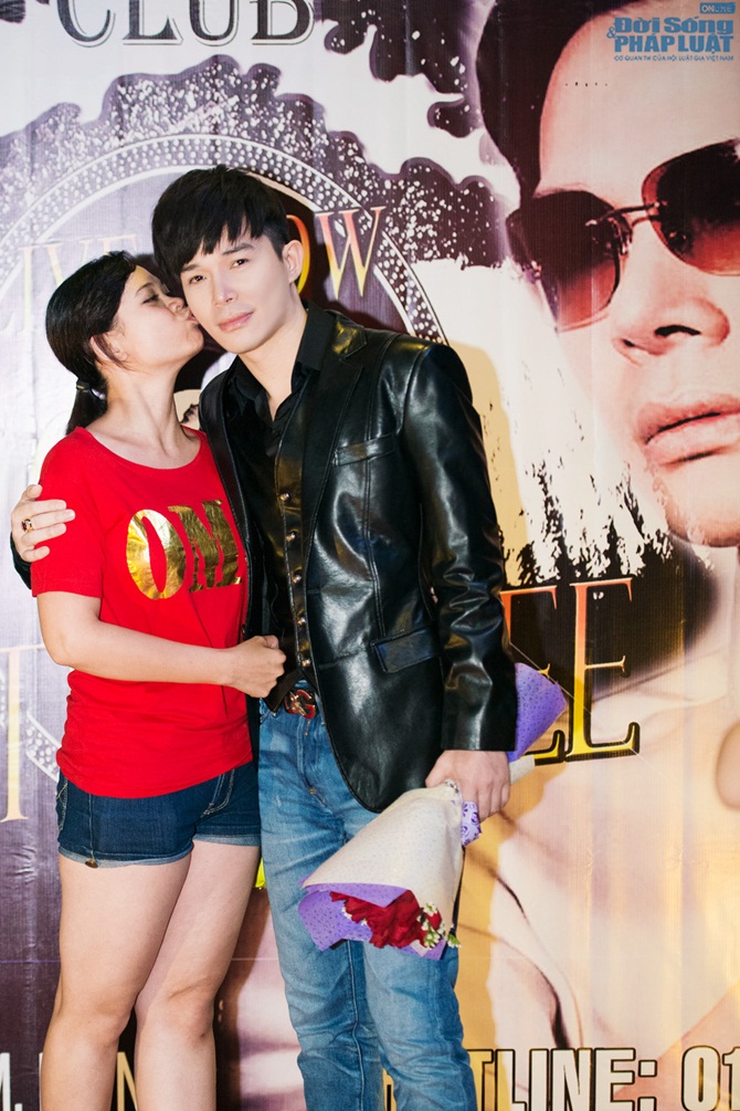 Nathan Lee nhảy lên bàn quậy tưng vũ trường