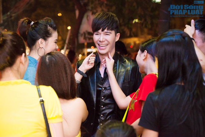 Nathan Lee nhảy lên bàn quậy tưng vũ trường