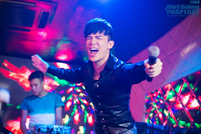 Nathan Lee nhảy lên bàn quậy tưng vũ trường