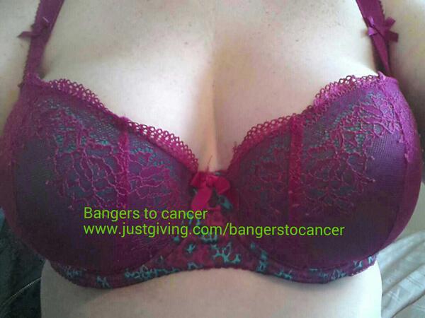 Cơn sốt “khoe ngực” để kêu gọi làm từ thiện