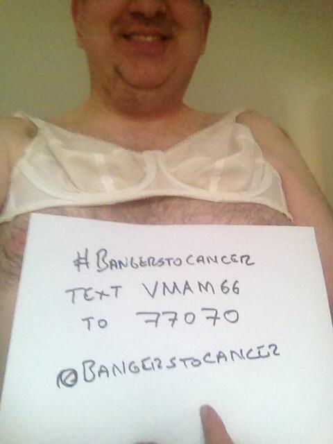 Cơn sốt “khoe ngực” để kêu gọi làm từ thiện