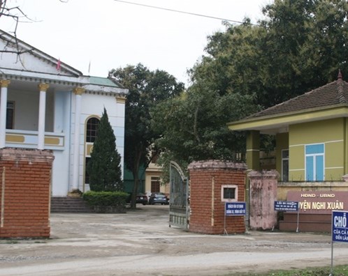 Xây hòn non bộ lấp cổng Ủy Ban, Chủ tịch tỉnh coi Xây hòn non bộ lấp cổng Ủy Ban, Chủ tịch tỉnh coi