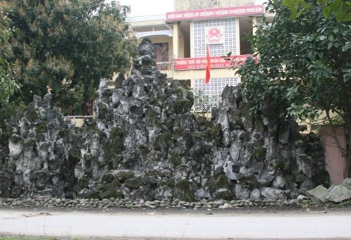 Xây hòn non bộ lấp cổng Ủy Ban, Chủ tịch tỉnh coi Xây hòn non bộ lấp cổng Ủy Ban, Chủ tịch tỉnh coi