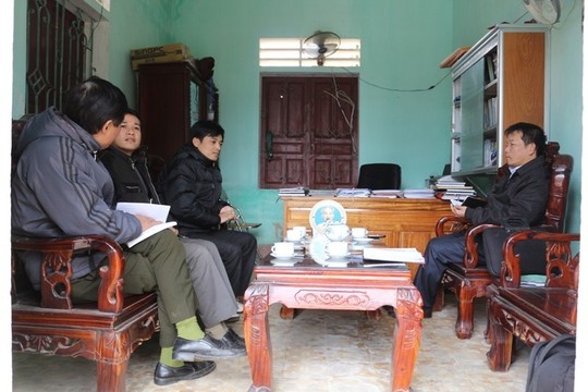 Lãnh đạo trường THCS Hương Bình trao đổi với báo chí.