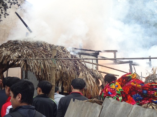 Cháy nhà, một giáo viên chết thảm