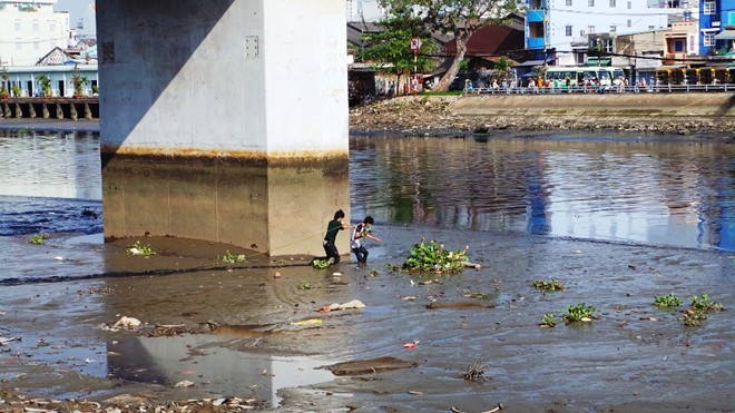 Hàng trăm người kéo tới xem vớt xác chết dưới gầm cầu Kênh Tẻ