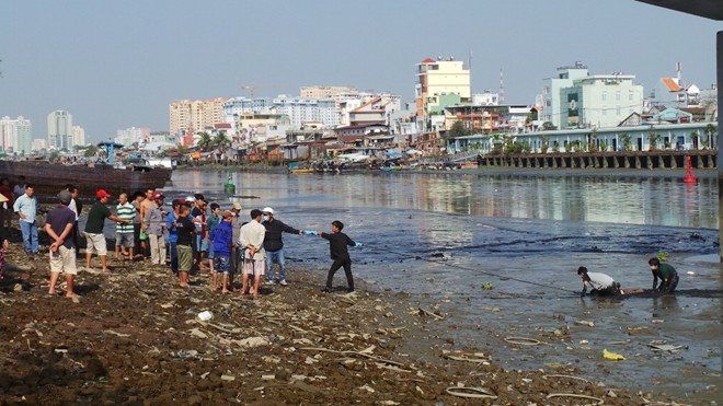 Hàng trăm người kéo tới xem vớt xác chết dưới gầm cầu Kênh Tẻ