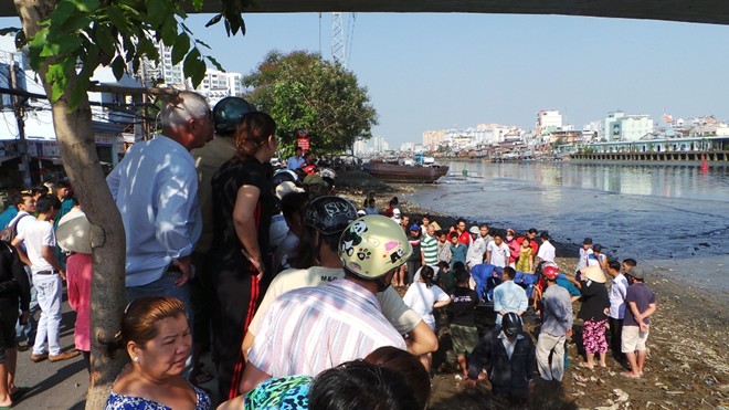 Hàng trăm người kéo tới xem vớt xác chết dưới gầm cầu Kênh Tẻ