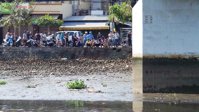 Hàng trăm người kéo tới xem vớt xác chết dưới gầm cầu Kênh Tẻ