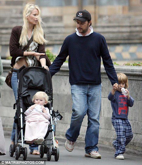 Siêu mẫu Claudia Schiffer từ chối ăn tối cùng Hoàng tử Ả Rập