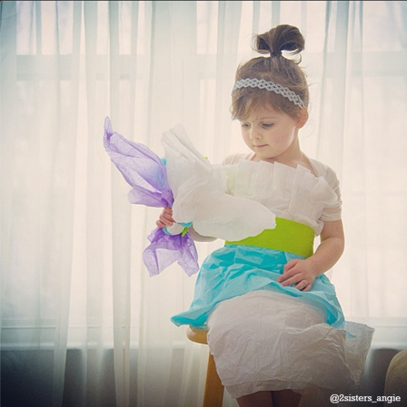 Cô bé 4 tuổi tài năng với những thiết kế thời trang bằng giấy