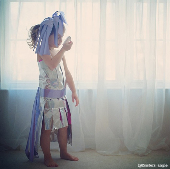 Cô bé 4 tuổi tài năng với những thiết kế thời trang bằng giấy