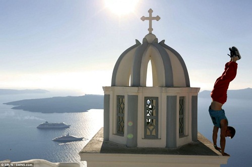 Chàng trai mạo hiểm khám phá thế giới với thế lộn ngược trên cao Chàng trai mạo hiểm khám phá thế giới với thế lộn ngược trên cao