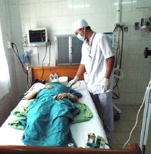 Cứu sống nữ khách người Nga nghi bị cá biển tấn công