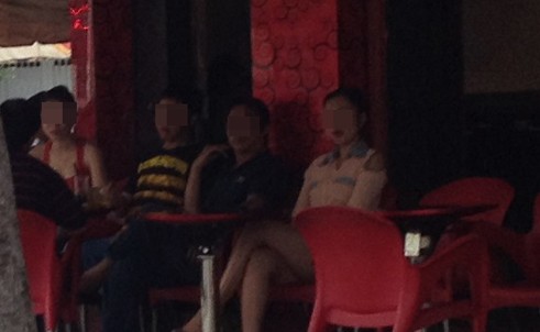 Loạn cà phê thiếu nữ đi 