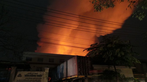 Cháy nhà máy hóa chất, 200 lính cứu hỏa làm việc suốt đêm