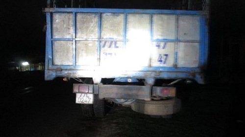 Xe máy kẹp 3 “đối đầu” xe tải, 6 người thương vong