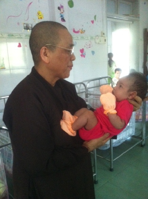 Thừa Thiên Huế: Phát hiện trẻ sơ sinh bị bỏ rơi trước cổng chùa