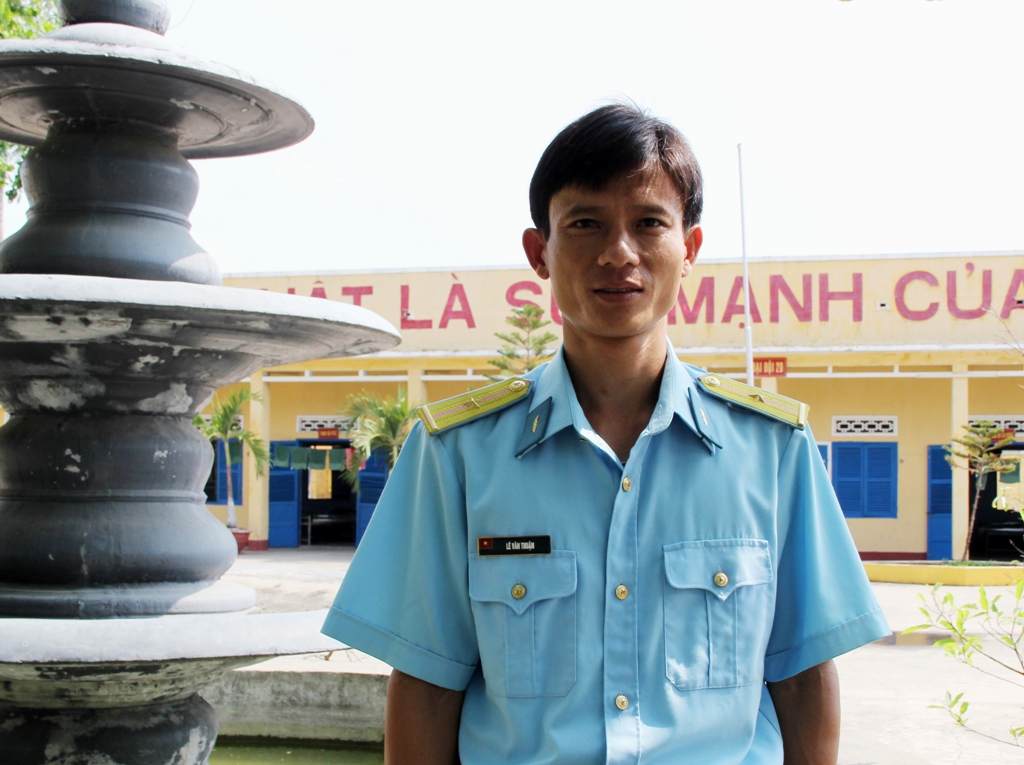 Khen thưởng thiếu úy quân đội dũng cảm bắt cướp