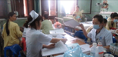 Đau đớn gia đình có 2 bé sinh đôi mắc sởi, một bé đã tử vong