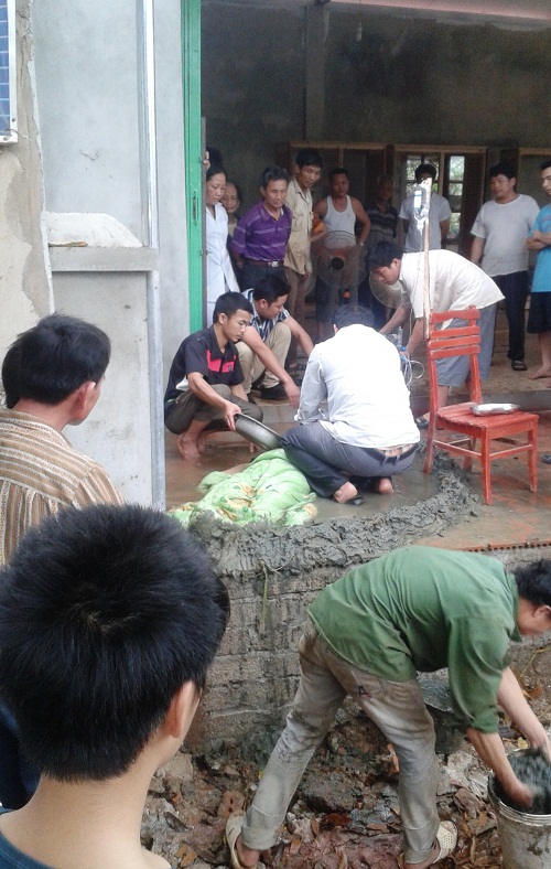 Lợp mái tôn, một thanh niên bị điện giật tử vong