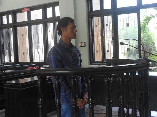 Vô cớ ném ly thủy tinh thủng mắt người