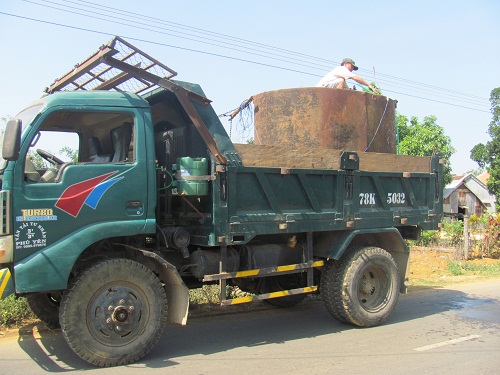 Người dân miền núi phải mua nước với giá 100 nghìn đồng/m3