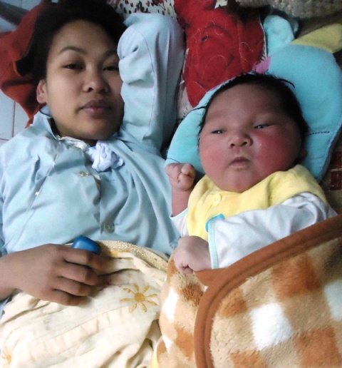 Kỳ lạ bé trai sơ sinh có cận nặng khủng 5,1 kg