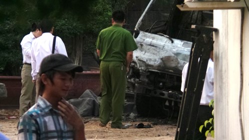 Cháy xe cẩu vì vướng dây điện một người tử vong