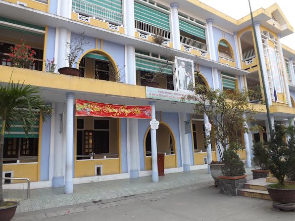 Huế: Học sinh lớp 2 may mắn thoát chết khi rơi từ tầng 2 xuống Huế: Học sinh lớp 2 may mắn thoát chết khi rơi từ tầng 2 xuống