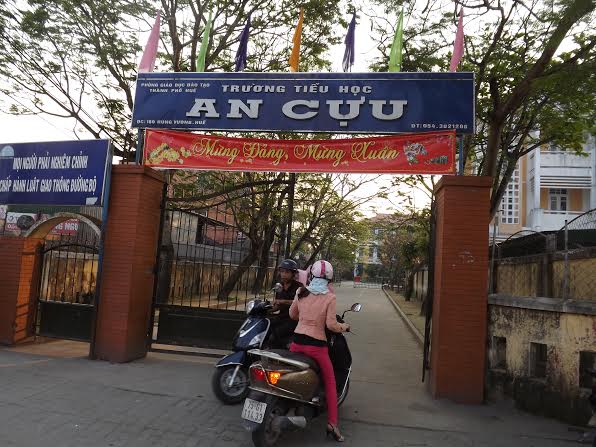 Huế: Học sinh lớp 2 may mắn thoát chết khi rơi từ tầng 2 xuống Huế: Học sinh lớp 2 may mắn thoát chết khi rơi từ tầng 2 xuống