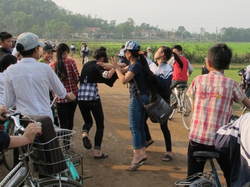 Thêm cảnh nữ sinh đánh bạn ngay tại cổng trường