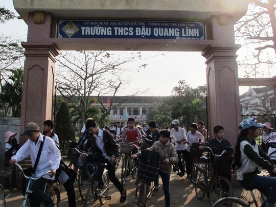 Thêm cảnh nữ sinh đánh bạn ngay tại cổng trường