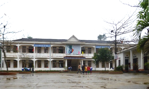 Bức xúc vì trường thu tiền giáo viên để mua quà cảm ơn xã Bức xúc vì trường thu tiền giáo viên để mua quà cảm ơn xã