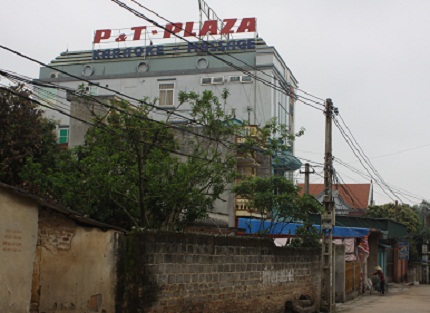 Vợ mang bầu suy sụp vì chồng chết lõa thể, ôm phụ nữ lạ