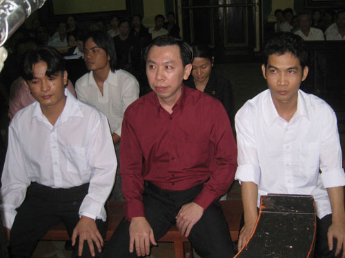 Phan Cao Trí (áo đỏ) và thuộc cấp tại phiên sơ thẩm Phan Cao Trí (áo đỏ) và thuộc cấp tại phiên sơ thẩm