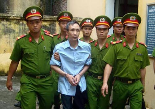 Dù còn nhiều mâu thuẫn trong căn cứ kết tội, nhưng trải qua 5 phiên tòa xét xử, ông Hàn Đức Long vẫn bị kết tội 'tử hình'. Dù còn nhiều mâu thuẫn trong căn cứ kết tội, nhưng trải qua 5 phiên tòa xét xử, ông Hàn Đức Long vẫn bị kết tội tử hình.