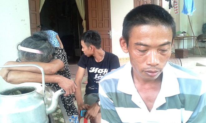 Mẹ phạm nhân cứa cổ bạn tù nức nở khi nghe tin con giết người 2 Mẹ phạm nhân cứa cổ bạn tù nức nở khi nghe tin con giết người 2