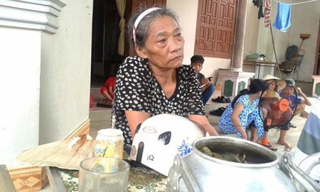 Mẹ phạm nhân cứa cổ bạn tù nức nở khi nghe tin con giết người 1 Mẹ phạm nhân cứa cổ bạn tù nức nở khi nghe tin con giết người 1
