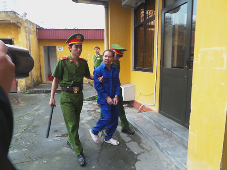 Dương Chí Dũng diện sơ mi trắng, điềm tĩnh tại toà