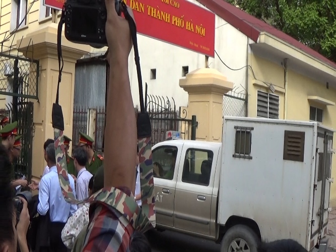 Bầu Kiên mặc sơ mi trắng, điềm tĩnh hầu toà