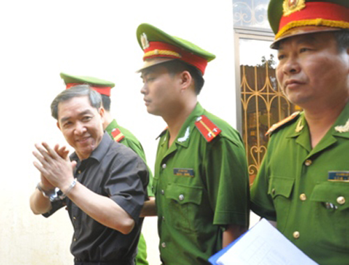 Dương Chí Dũng vui vẻ tại toà xét xử phúc thẩm em trai