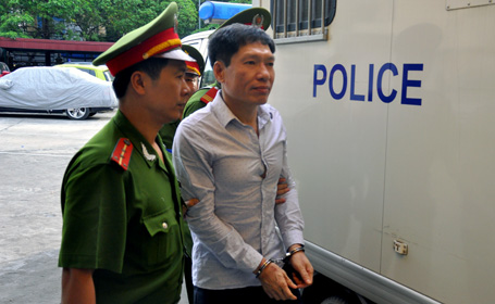 Dương Chí Dũng vui vẻ tại toà xét xử phúc thẩm em trai