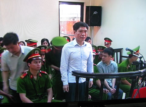 Trước toà, Dương Tự Trọng công khai chuyện tặng thơ bồ nhi